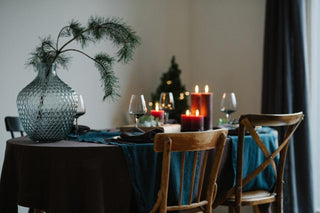 CHARMING CHRISTMAS TABLE SETTING - Linen Tales Global 